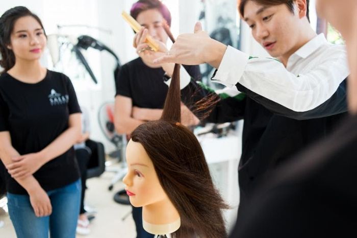 Top địa chỉ học cắt tóc uy tín tại Hà Nội 