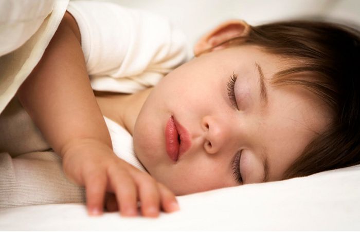 7 cách chăm sóc trẻ bị viêm họng TẠI NHÀ