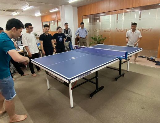 Người mới nên mua bàn bóng bàn tập luyện hay thi đấu?
