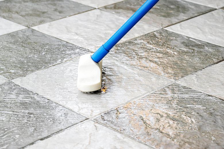 Cách xử lý gạch lát nền bị xước tại nhà đơn giản nhất