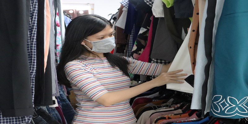 Mẹo chọn quần áo cũ tốt và tiết kiệm chi phí hiệu quả