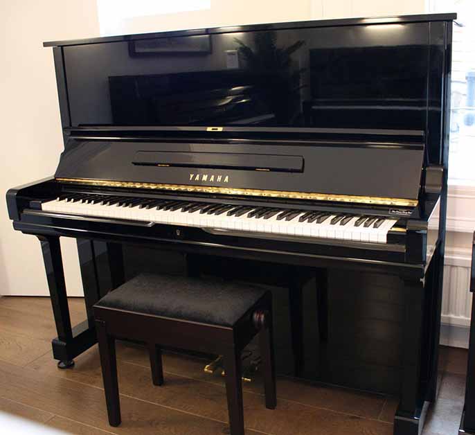 Nên mua đàn piano điện hay đàn piano cơ?
